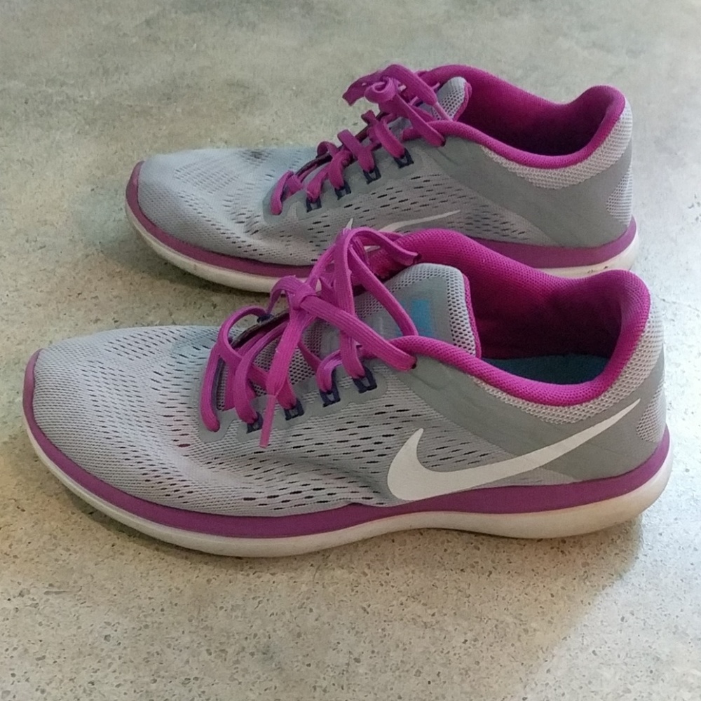 Women's Nikes size 8